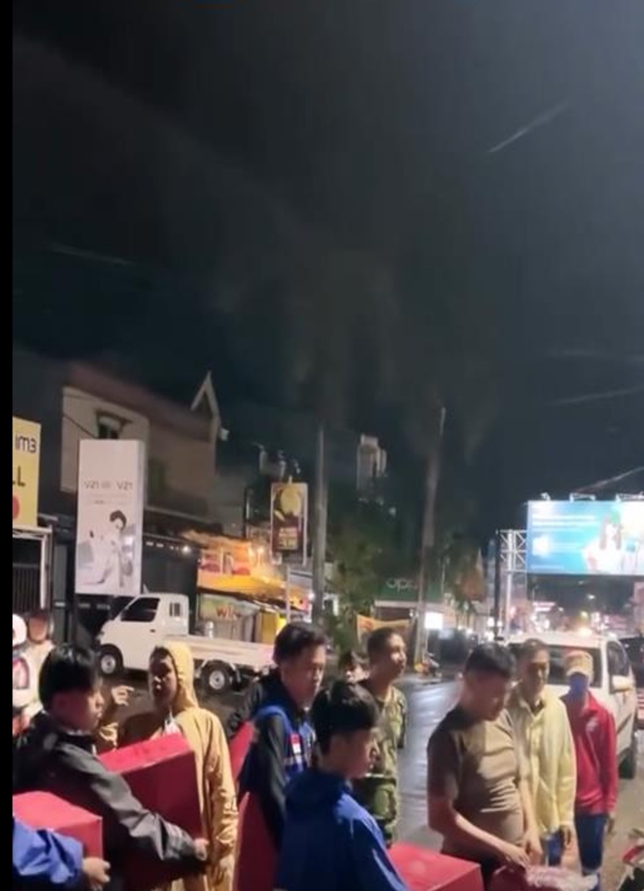 bantuan logistik makanan siap saji dan selimut